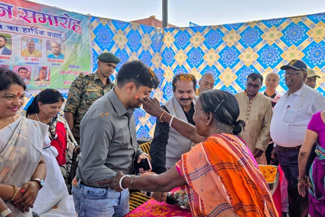 धनबादः डीसी ने वृद्धाश्रम में बुजुर्गो संग मनाई होली