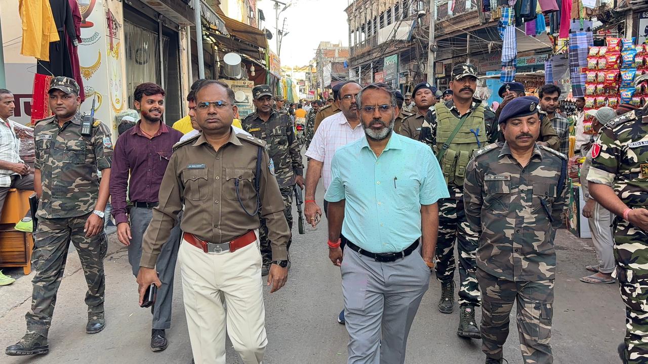 गिरिडीहः होली पर सख्ती, जिला प्रशासन ने निकाला फ्लैग मार्च