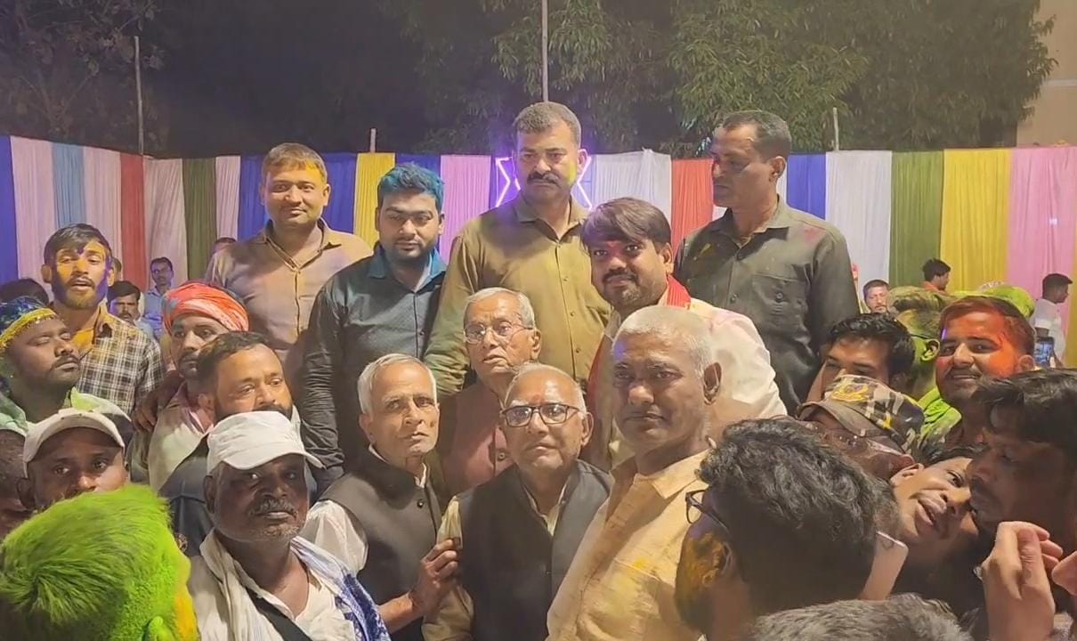 धनबादः सिंह मेंशन में होली मिलन, नवनिर्वाचित मेयर संजीव ने समर्थकों संग मनाई होली