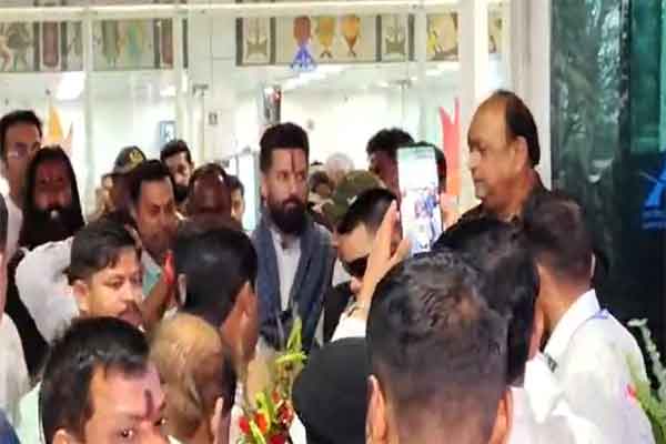 LJP(R)  के अध्यक्ष चिराग पासवान पहुंचे रांची, कार्यकर्ताओं ने किया स्वागत