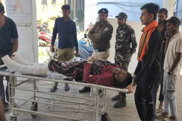 धनबाद : महुदा स्टेशन पर चलती ट्रेन से उतरते वक्त फिसला युवक, रिम्स रेफर