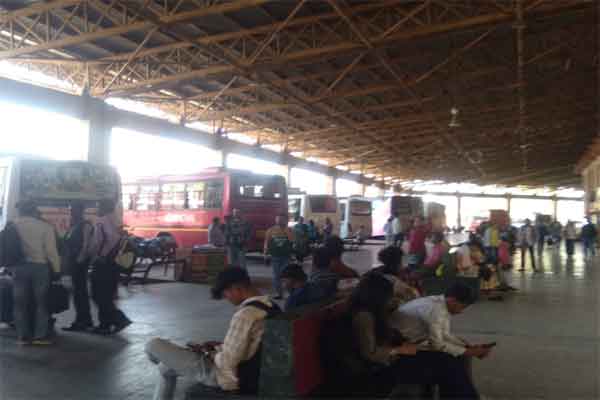 रांची : खादगढ़ा बस स्टैंड और रेलवे स्टेशन पर उमड़ी भीड़