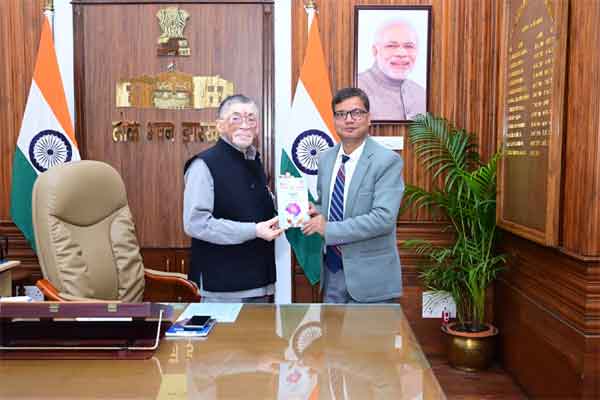 राज्यपाल से मिले गिनीज वर्ल्ड रिकॉर्ड धारक डॉ. संतोष कुमार, भेंट की पुस्तक ‘AI UNLOCKED’