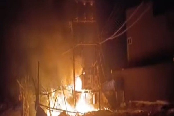 रामगढ़ :   शॉर्ट सर्किट से तीन दुकानों में लगी आग, बड़ा हादसा टला