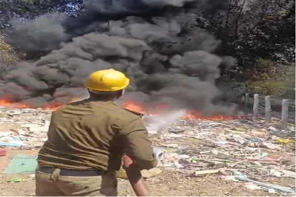 धनबाद :   बरमसिया पुल के पास कचरे के ढेर में लगी भीषण आग, टला बड़ा हादसा