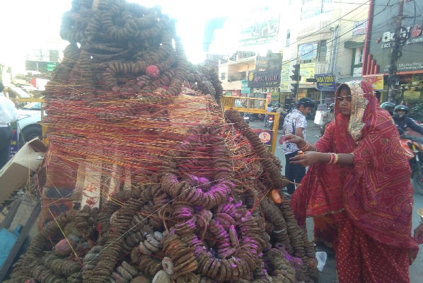 रांची के चौक-चौराहों पर होलिका दहन की तैयारियां जोरों पर