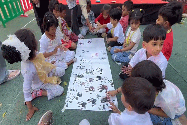 किडजैपी स्कूल में उड़े गुलाल: नन्हे मुन्नों ने रंगों और संगीत के साथ मनाया होली का जश्न