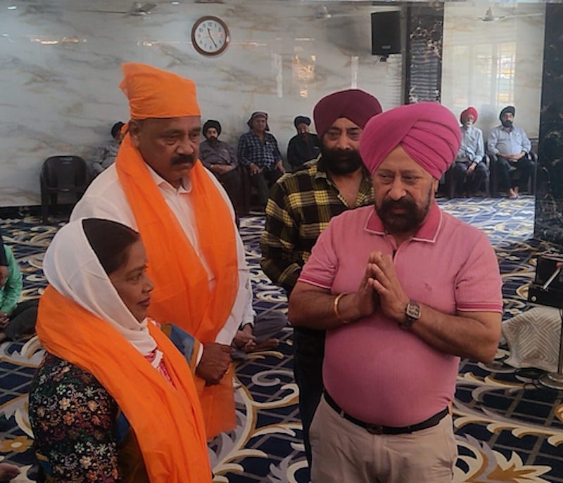 गिरिडीह: नवनिर्वाचित मेयर प्रमिला मेहरा और मंत्री सुदिव्य सोनू पहुंचे गुरुद्वारा,मत्था टेककर लिया आशीर्वाद